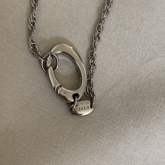 Fossil necklaces with key and heart pendants - Picture 4 of 6